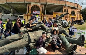 Jóvenes antitaurinos celebraron la decisión de derribar la estatua del reconocido torero César Rincón. Foto: X @Boyacasietedías