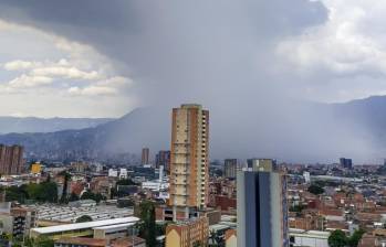 La lluvia avanza desde el Norte y el Occidente del Valle de Aburrá. Foto: Juan Antonio Sánchez Ocampo.