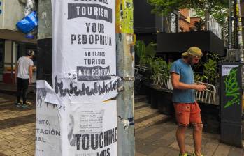 Imagen de carteles en El poblado y Envigado, en contra de turistas que vienen a Medellín a abusar de niñas. Foto: Andrés Camilo Suárez Echeverry.