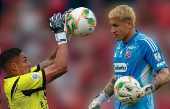 Juan Pablo Montoya (Envigado) y Washington Aguerre, dos de los mejores arqueros del fútbol colombiano. FOTO JUAN ANTONIO SÁNCHEZ Y MANUEL SALDARRIAGA