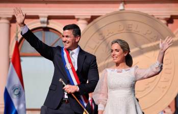 El presidente Santiago Peña y su esposa, la primera dama, Leticia Ocampos. FOTO: Tomada de Twitter @SantiPenap