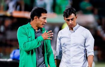 En la imagen aparece Diego Arias al lado de Jhon Bodmer, técnico que renunció a Nacional. FOTO JAIME PÉREZ