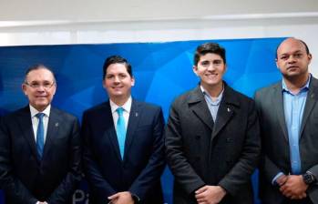 Adolfo Pineda junto al presidente del Partido Conservador, Efraín Cepeda, y el representante a la Cámara Wadith Manzur en febrero de 2023. FOTO CORTESÍA @ADOPINEDAG