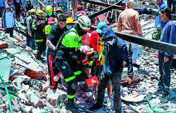 Estas brigadas de voluntarios anónimos del Parque La Libertad también se replicaron en barrios como Los Álamos y Lorena, donde más de 200 personas se concentraron en dos puntos, buscando a quienes quedaron atrapados entre los escombros. FOTO Manuel Saldarriaga. 