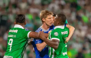 En la imagen aparecen Alfredo Morelos y Andrés Román, de Nacional, y Andrés Yinás, de Millonarios. FOTO JUAN ANTONIO SÁNCHEZ