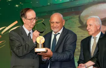 Javier Ríos (izquierda) y una distinción merecida por su contribución al desarrollo del ciclismo de Antioquia. En la imagen está acompañado por el periodista Anselmo “Chemo” Quiroz y el dirigente Baltazar Medina. FOTO CORTESÍA ACORD ANTIOQUIA