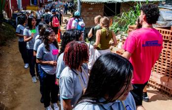 Fachada del colegio Santa María de la Cruz, ubicado en el barrio La Cruz de la Comuna de Manrique. FOTO: EL COLOMBIANO