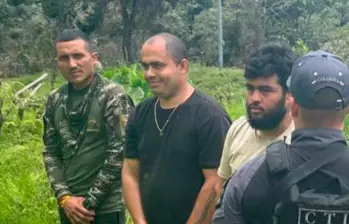 Jesús María Restrepo Borja, alias Darlison (centro de negro) es señalado de comandar la expansión de las disidencias de Calarcá por el Suroeste de Antioquia y Chocó. FOTO CORTESÍA 