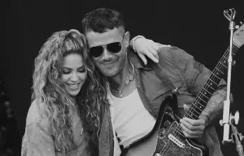 Shakira y Alejandro Sanz durante su reencuentro en el escenario de Charlotte, donde adelantaron la energía y complicidad que se escucha en su nuevo sencillo Bésame. FOTO cortesía