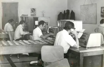 Los telefonistas en una central fueron esenciales para las comunicaciones, hasta finales del siglo pasado. FOTO EL COLOMBIANO
