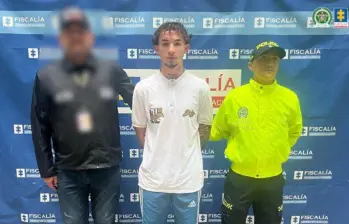 El hombre fue detenido por la Sijin y el CTI en Medellín. FOTO: Cortesía Fiscalía General