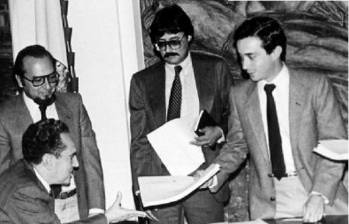 El político Álvaro Uribe Vélez como gobernador de Antioquia en una reunión durante su gestión. Foto: Archivo