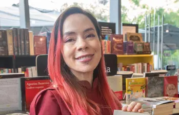 Yenny León explora en Círculo en derrota los vínculos ocultos entre cien-cia, mística y poesía, trazando un diálogo imaginario con Kepler desde el lenguaje del asombro. FOTO: Esneyder Gutiérrez
