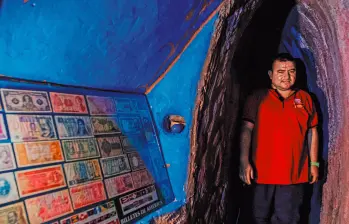 Estos son algunos de los billetes exóticos que se pueden observar en esta cueva ubicada en Cocorná, Antioquia. FOTO JULIO CÉSAR HERRERA
