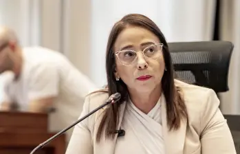 Claudia Carrasquilla Minamí se despidió este miércoles del Concejo de Medellín para tomar rumbo al gobierno de Abelardo de la Espriella como viceministra de Defensa. FOTO: JAIME PÉREZ