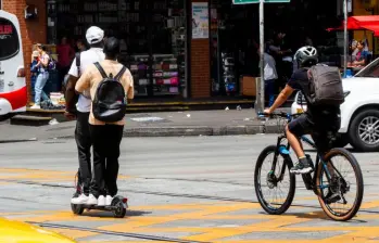 Cada vez más ciudadanos utilizan patinetas eléctricas para resolver trayectos cortos y conectar sus desplazamientos con sistemas de transporte masivo, consolidando la micromovilidad como una alternativa urbana. FOTO: EL COLOMBIANO