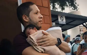 Germán Somoyar, el pediatra que salvó a bebés en el terremoto de Colombia, recibe propuesta para especializarse en Alemania. FOTO: Tomada de las redes sociales 