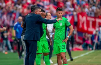 El técnico Javier Gandolfi en uno de los partidos de Liga conversando con Andrés Sarmiento y Jorman Campuzano. FOTO JUAN ANTONIO SÁNCHEZ