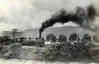 Paso del ferrocarril de Antioquia cerca del río Medellín. FOTO: Archivo EL COLOMBIANO