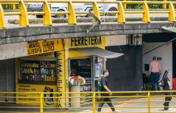 Comerciantes de los bajos de La Aguacatala defienden que actuaron “de buena fe” y que el problema es de la Alcaldía con la persona que firmó el contrato principal. FOTO: CAMILO SUÁREZ