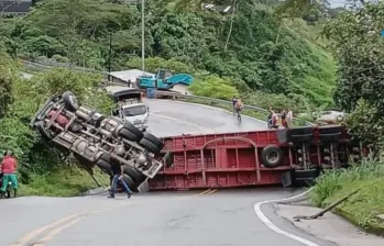 Así quedó la tractomula tras volcarse en el sector La Frisolera de Valdivia. FOTO Denuncias Antioquia.