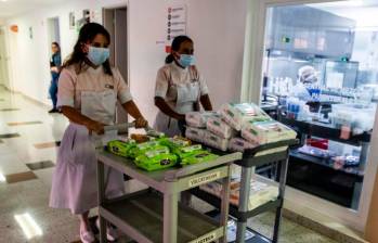 Las Damas Voluntarias se distinguen por su uniforme rosado. Se les ve por los pasillos apoyando la labor con los pacientes y sus familias. FOTO: JULIO CÉSAR HERRERA
