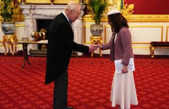 Laura Camila Sarabia Torres presenta sus cartas credenciales ante el rey Carlos III durante una audiencia en el Palacio de St. James, en Londres, oficializando su misión como embajadora de Colombia en el Reino Unido. FOTO: GETTY IMAGES.