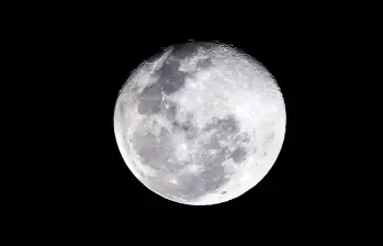 Entre el sábado 3 y el lunes 5 de enero se podrá ver la primera Luna llena del año. FOTO Juan Antonio Sánchez