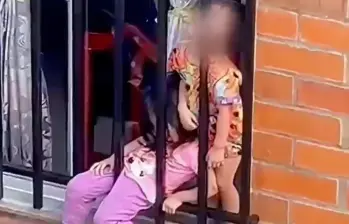 Dos menores en una ventana genera investigación por presunto maltrato infantil en Risaralda. FOTO: Captura de video 