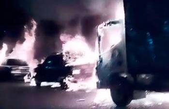 Así se visualizó el incendio que se registró en la madrugada de este sábado en San Cristóbal, que quemó tres vehículos. FOTO: CORTESÍA