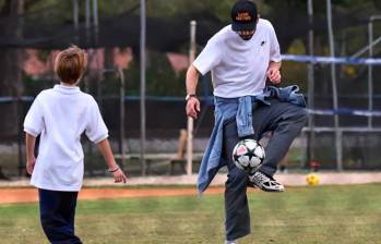 Gerard Piqué disfruta de una tarde de fútbol en Miami con sus hijos, Milan y Sasha, mientras Shakira continúa su exitosa gira por Latinoamérica. FOTO: Backgrid | Grosby Group