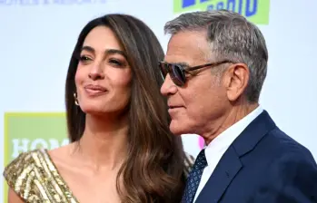 George Clooney y su esposa Amal abandonan su casa en Francia. FOTO: AFP 