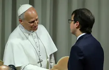 El Papa León invitó a pensar en el prójimo, seguir el evangelio al momento de tomar decisiones y, sobre todo, abrazar el talento y alma humana. FOTO AFP Y VATICAN NEWS 