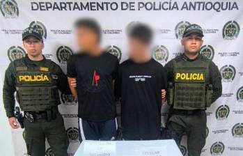Estos son los dos hombres que fueron capturados durante el operativo en el que liberaron al transportador de alimentos. FOTO: POLICÍA ANTIOQUIA