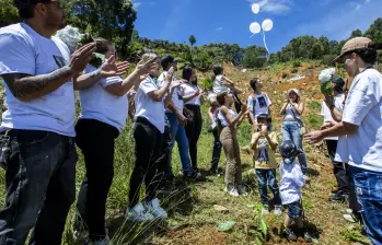La familia Hernández sembró árboles y elevó globos por Agustín Ortiz, María Georgina Hernández y Juan David Lozano, padres e hijo de Norely Hernández, fallecidos en la tragedia de Granizal. Foto: Julio César Herrera 