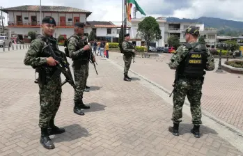 Miembros del Gaula Militar durante un patrullaje en el centro de Abejorral. FOTO: Cortesía