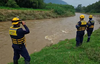 Organismos de socorro trabajaron durante varios días en la zona del río Medellín para recuperar el cuerpo y continuar la búsqueda del segundo desaparecido. FOTO tomada de X @FicoGutierrez