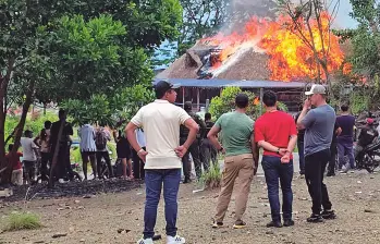 Uno de los últimos actos vandálicos en el marco del paro minero fue la quema de un kiosco en el que los manifestantes intentaban ocultarse del accionar de la Fuerza Pública. FOTOS Santiago Olivares Tobón