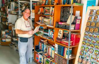 En su librería, Picolino tiene un espacio dedicado a los escritores del Urabá. También vende libros clásicos. FOTO cortesía.