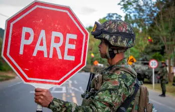 Los militares estaban vigilando la vía, cuando les informaron de la presencia de hombres armados en unos vehículos.. FOTO: IMAGEN DE REFERENCIA - CORTESÍA EJÉRCITO.