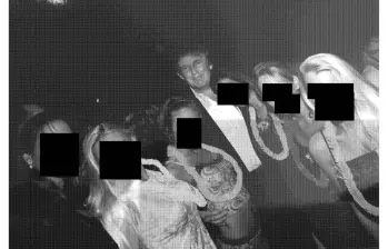 Imagen de archivo muestra a Donald Trump posando con mujeres en una foto del archivo personal de Jeffrey Epstein, divulgada por demócratas del Congreso. FOTO: AFP. 