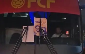 El conductor del bus de la Selección Colombia fue retenido por un grupo de manifestantes y seguidores de Iván Cepeda, quienes vandalizaron el bus. FOTO PANTALLAZO