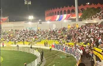 La hinchada de Junior acompañó a su equipos en las tribunas del estadio de Cartagena. Lástima los incidentes que se presentaron al final. FOTO TOMADA DE X