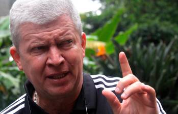 El exfutbolista y entrenador Norberto Peluffo (Gol Caracol, a la derecha de la pantalla) le ha dedicado toda su vida al fútbol. Foto: Julio César Herrera