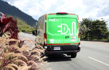 La operación local de FedEx se apalanca en más de 300 colaboradores, una red de más de 90 vehículos, 23 centros de envío y ocho centros de distribución. FOTO: FedEx.