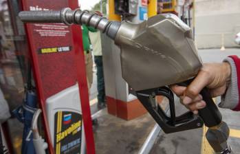 Según la Contraloría, entre el 4% y el 12% de la demanda nacional de gasolina podría estar vinculada a actividades ilícitas, en especial al narcotráfico. Foto: Edwin Bustamante