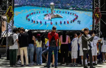 Con pantalla gigante en el barrio Santa Inés de Manrique, se disfrutó de la inauguración de la Copa Mundial de Fútbol 2026. FOTO Julio César Herrera. 
