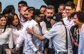 El saludo del presidente Gustavo Petro con José Leonardo Muñoz Martínez, alias ‘Douglas’, cabecilla de La Terraza. Foto: Julio César Herrera.