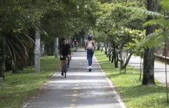 El proyecto de ley le abre la puerta a la circulación de patinetas y bicicletas eléctricas que puede alcanzar los 40 kilómetros por hora en las ciclorrutas. FOTO: EL COLOMBIANO