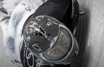 Heraskevych, competidor ucraniano, quien le rinde honor a través de su casco, a los deportistas muertos en el conflicto con Rusia. FOTO Instagram Vladyslav Heraskevych